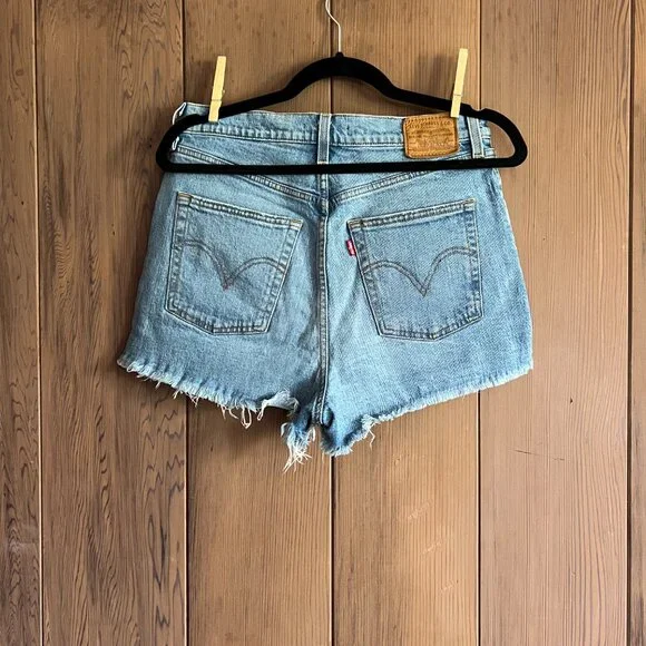 Levis Ribcage Jean Shorts NWOT size 30, - Picture 2 of 3
